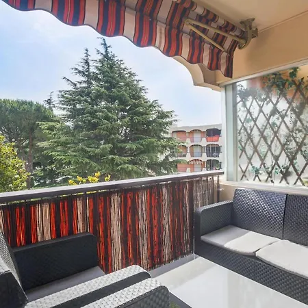 Spacieux 3 Pieces Dans Avec Piscine *